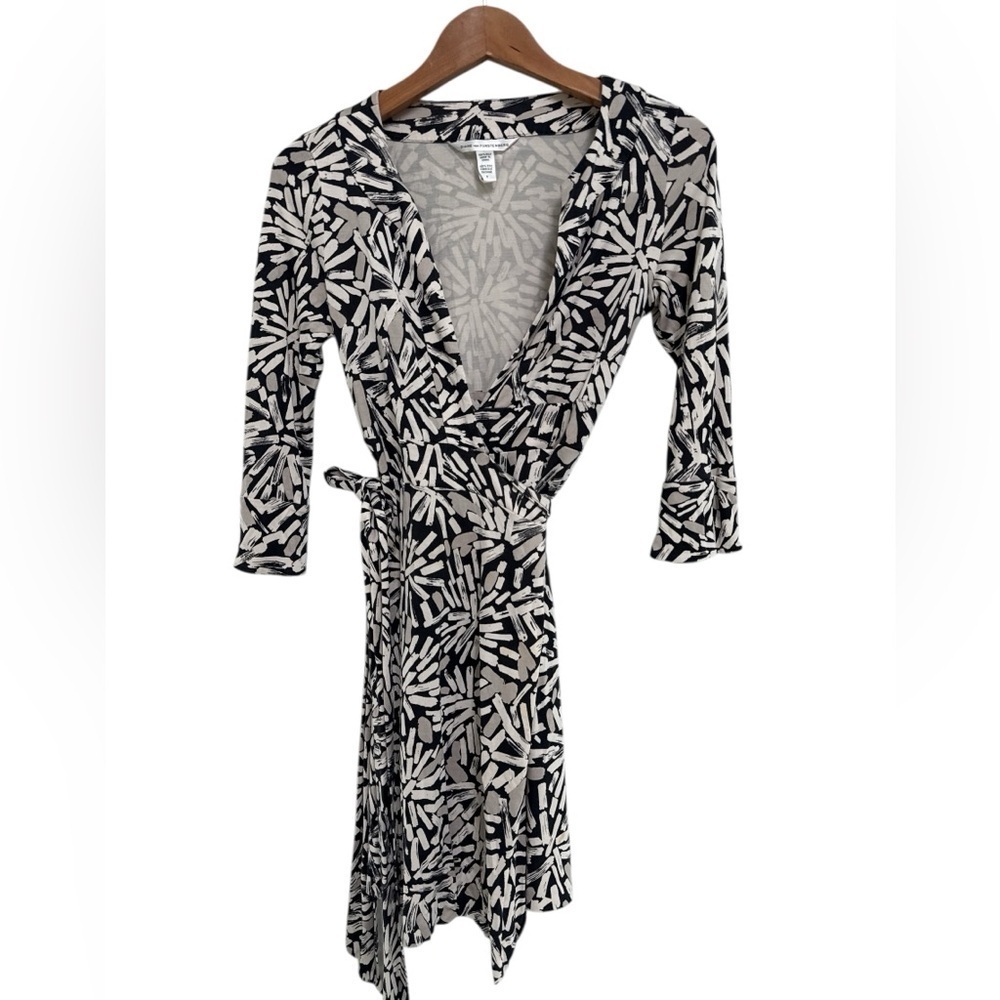Diane Von Furstenberg Women's Melicent
Wrap Dress Black & Cream 100% Silk Size 6